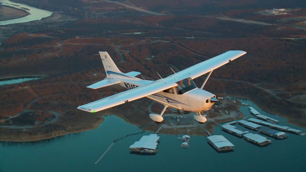 Cessna_172_Skyhawk_in_flight